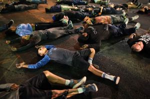 Michael brown manifestant couches par terre