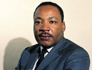 Martin Luther king jr en suit bleu